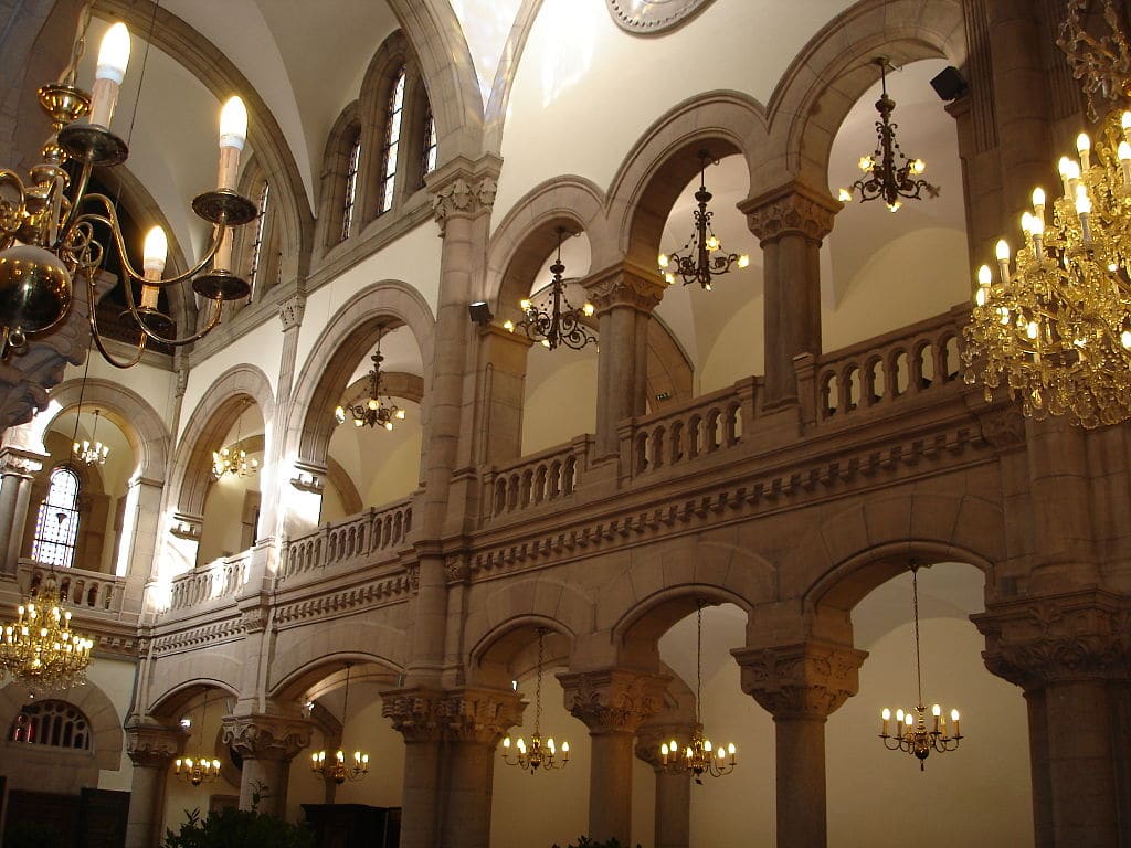 Galerie des femmes à l'intérieur de la Synagogue de Lyon. Photo de FLLL