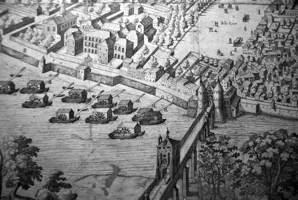 Bateaux moulins sur le Rhône à côté du pont de la Guillotière à Lyon.