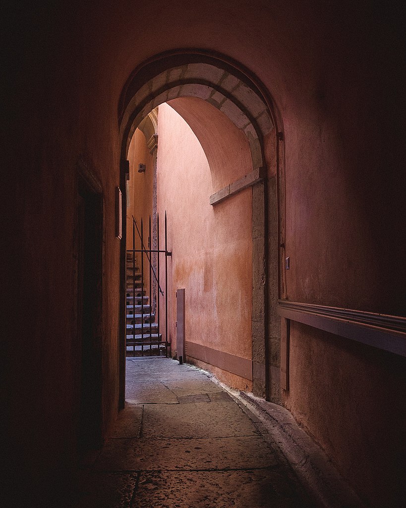 Traboule dans le quartier de Saint-Jean à Lyon - Photo de Todd Dominey