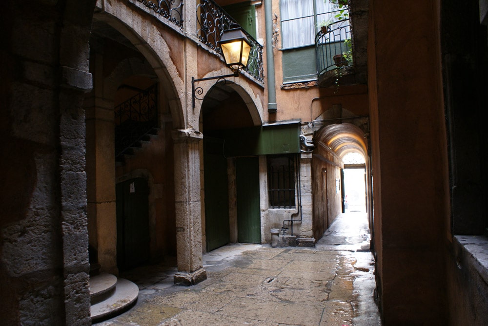 Dans une cour de Saint Jean à Lyon.