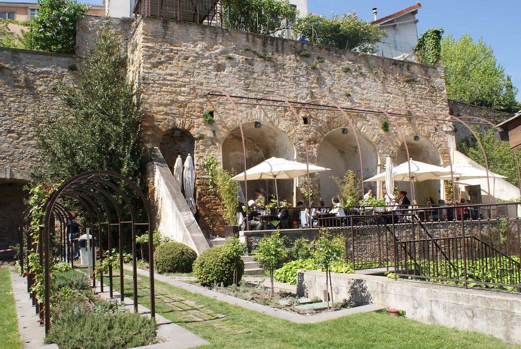 Dans le jardin du Musée du Musée Gadagne à Lyon.