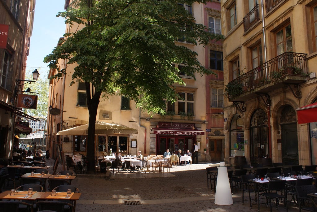 Restaurants et galeries d’art dans le quartier Saint Jean à Lyon.
