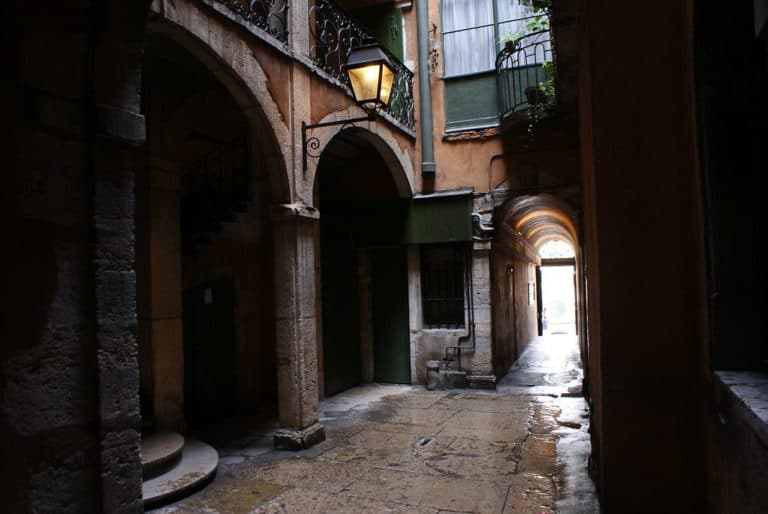 Traboule dans le quartier de Saint Jean : Passage élégant, mystérieux et typique de Lyon.