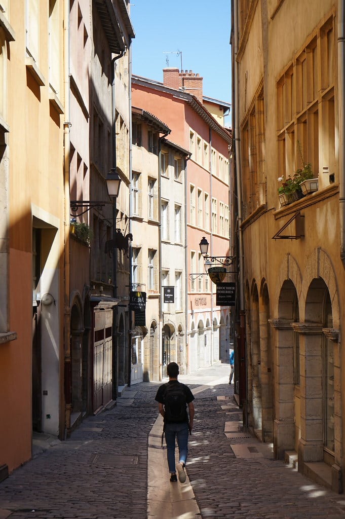 Dans la rue Saint Jean à Lyon.
