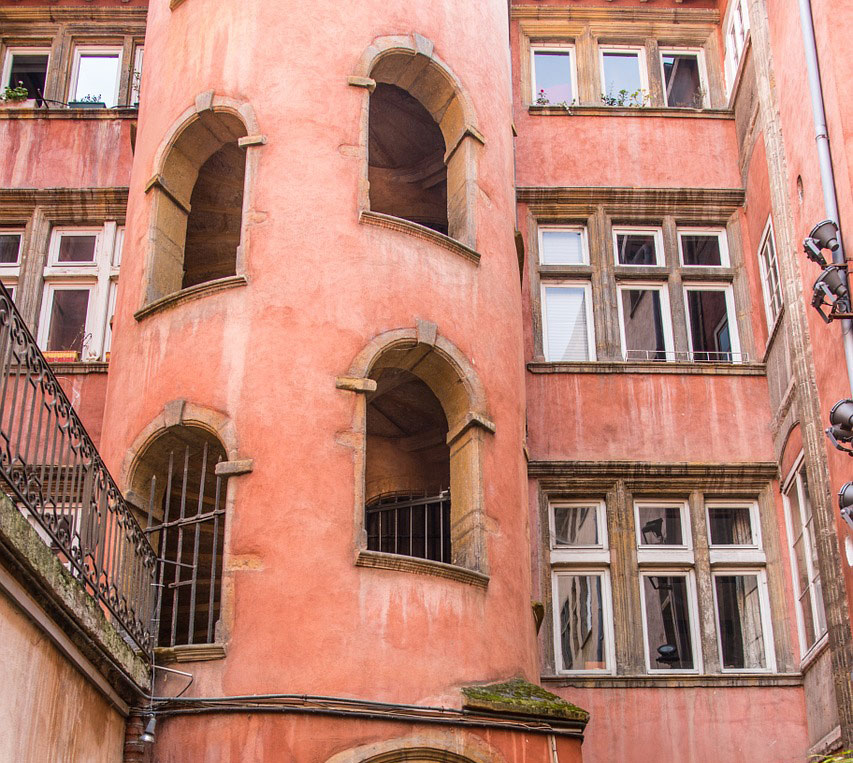 Détails de la Tour Rose, un des batiments emblématiques de Saint Jean à Lyon.