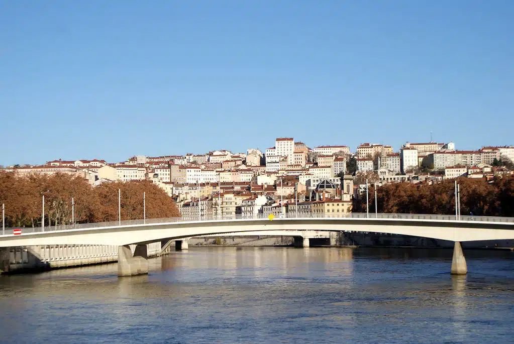 Vue sur la Saone avec la colline de la Croix Rousse en arrière plan à Lyon.