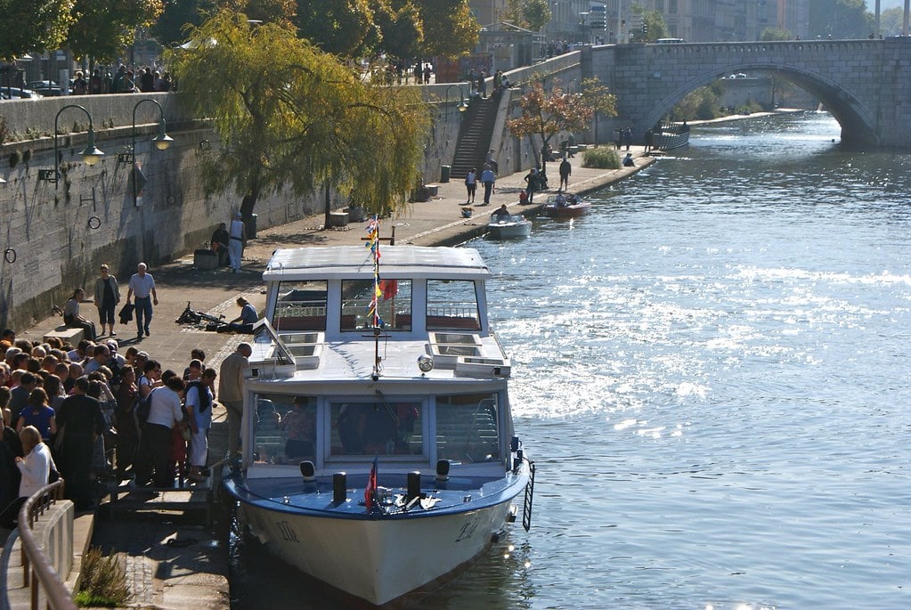 Navette fluviale ou croisière en bateau mouche sur le quai Saint Vincent (Saône) à Lyon.