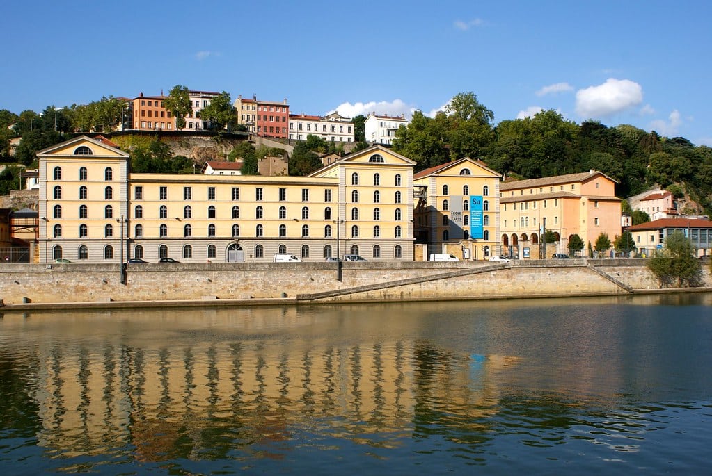 Vue sur les Subsistances, école des beaux-arts et lieux évènementiels sur les quais de Saône à Lyon.