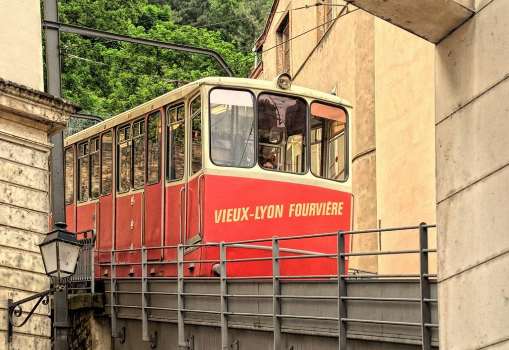 > Une des spécificités des transports en commun lyonnais : Le funiculaire à Lyon relié au métro de la ville - Photo de Belzunce Christian