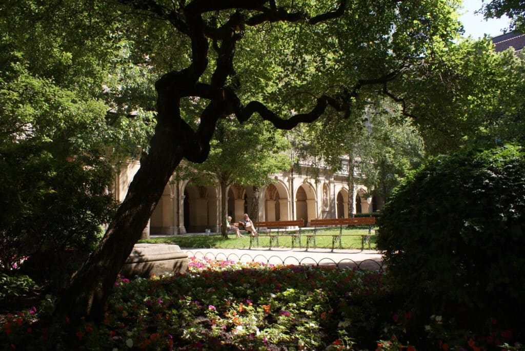 Dans le jardin et ancien cloître du Musée Saint Pierre à Lyon.