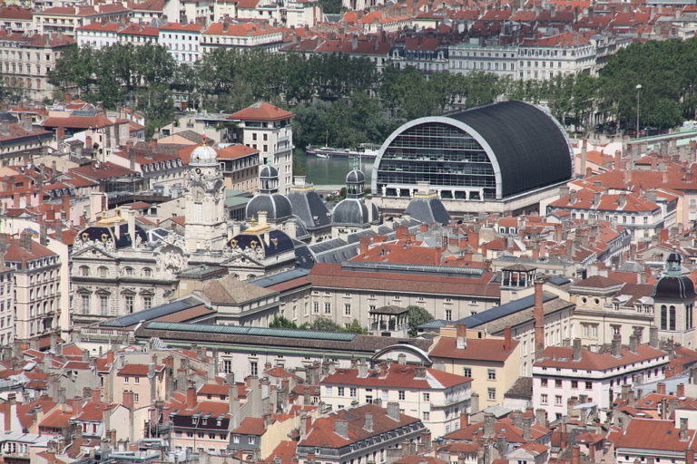 Depuis Fourvière, l'Opéra de Lyon dans le quartier des Terreaux. Photo d'Otourly