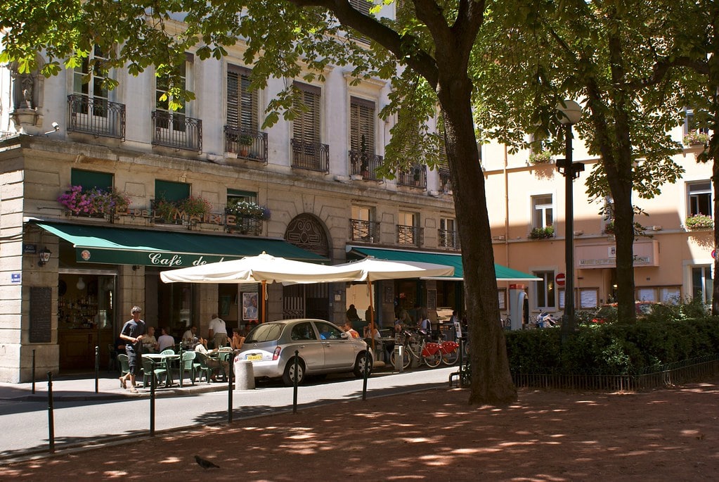 Place Sathonay à Lyon avec le café de la mairie aujourd'hui Amsterdam Pub.