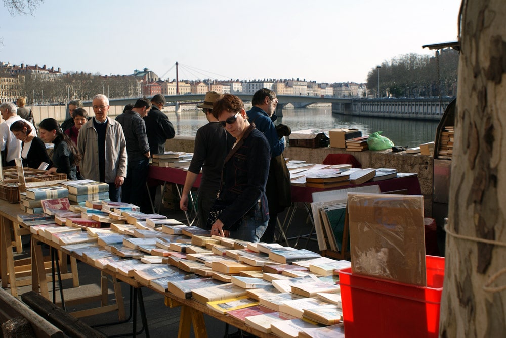 Marché des bouquinistes sur le quai de Saône dans le quartier des Terreaux à Lyon.