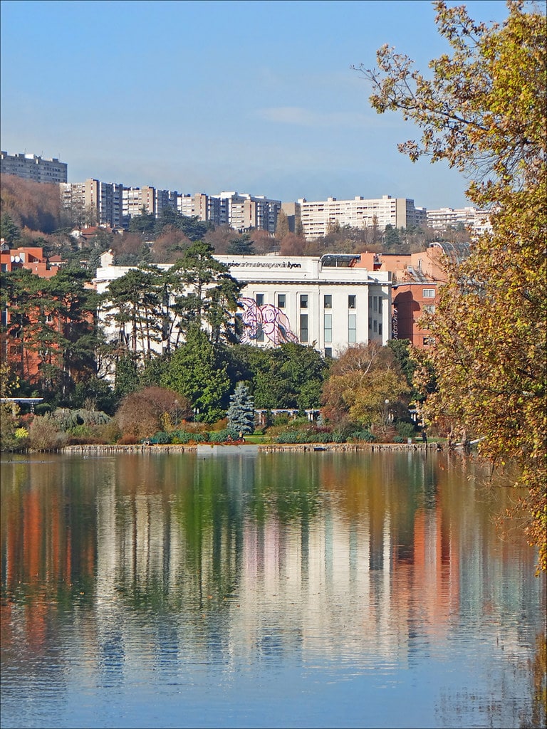 MAC, musée d'art contemporain de Lyon à travers le Parc de la Tête d'Or - Photo de Jean Pierre Dalbera