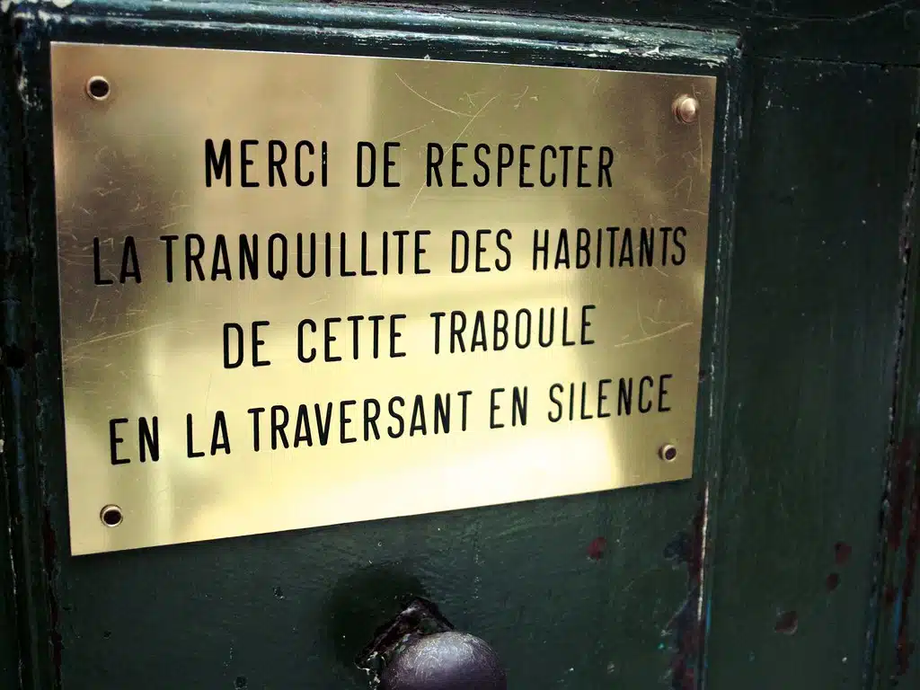 Traboule à Lyon : Rappel élémentaire des principes de vie en communauté – Photo de Tony Bowden