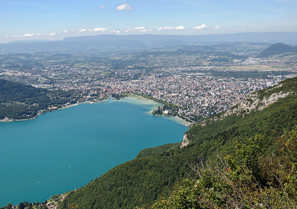 Annecy et le lac d'Annecy vus du mont Veyrier (Haute-Savoie, France). Photo: Myrabella / Wikimedia Commons / CC BY-SA 3.0