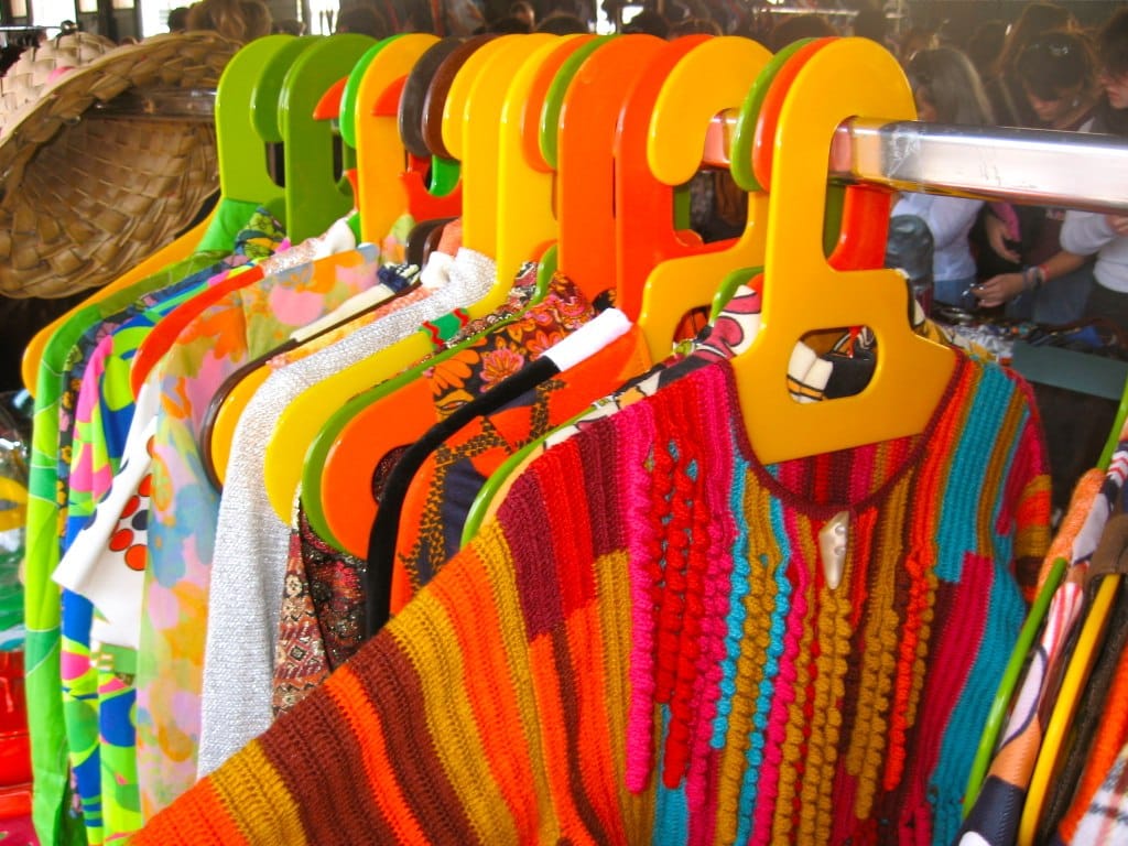 Friperie à Lyon : Des couleurs et des coupes vintages.