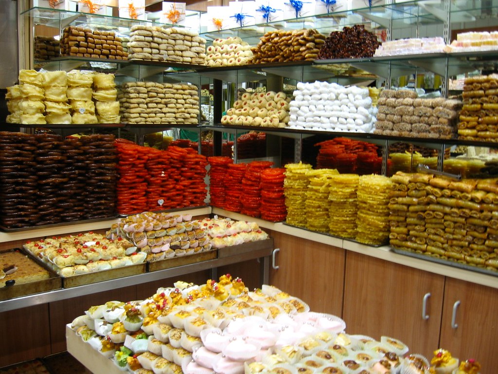 Gateaux arabes dans un magasin du quartier de Guillotière à Lyon.