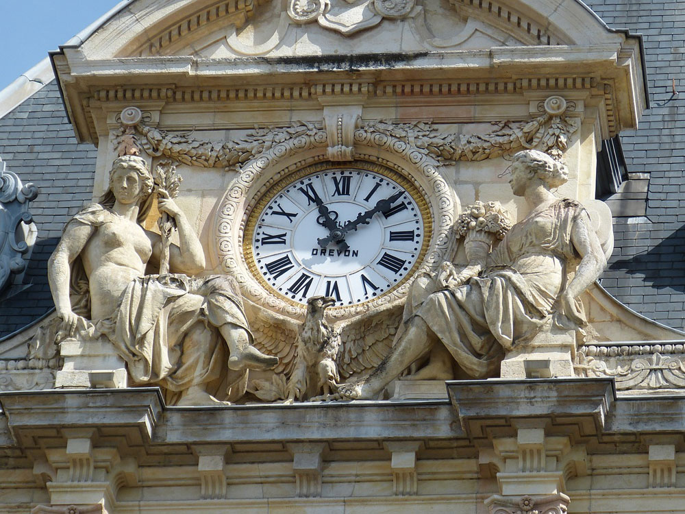 Horloge du Palais de la Bourse à Lyon.