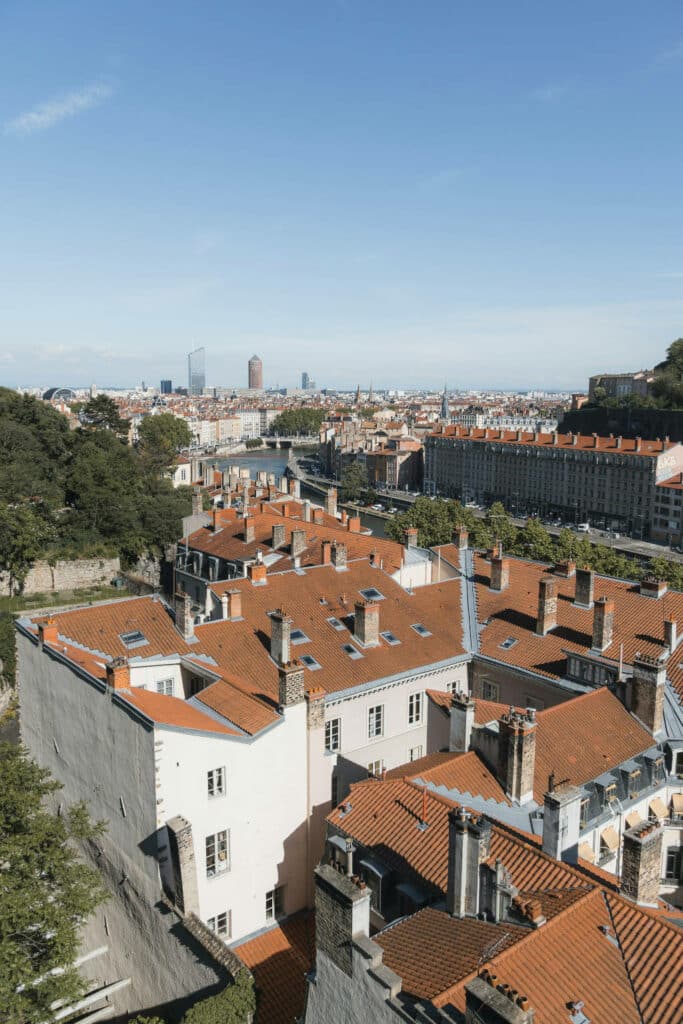 Vue sur les quais de Saîne depuis la Place Rouville. Photo de Christian VDZ.