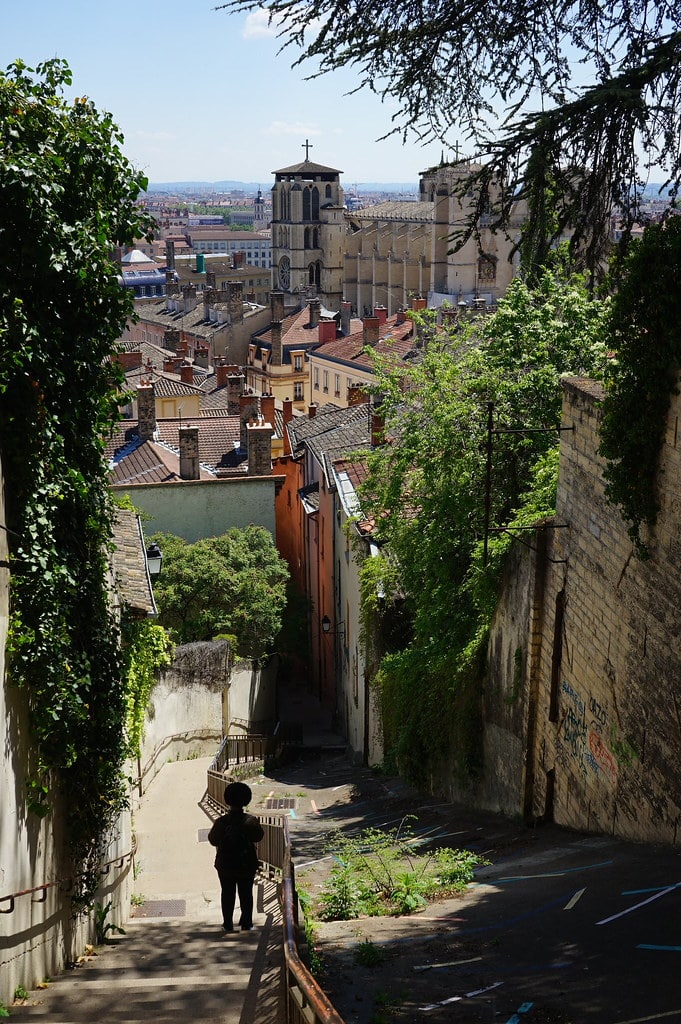 Escalier descendant vers le quartier de Saint Jean à Lyon.