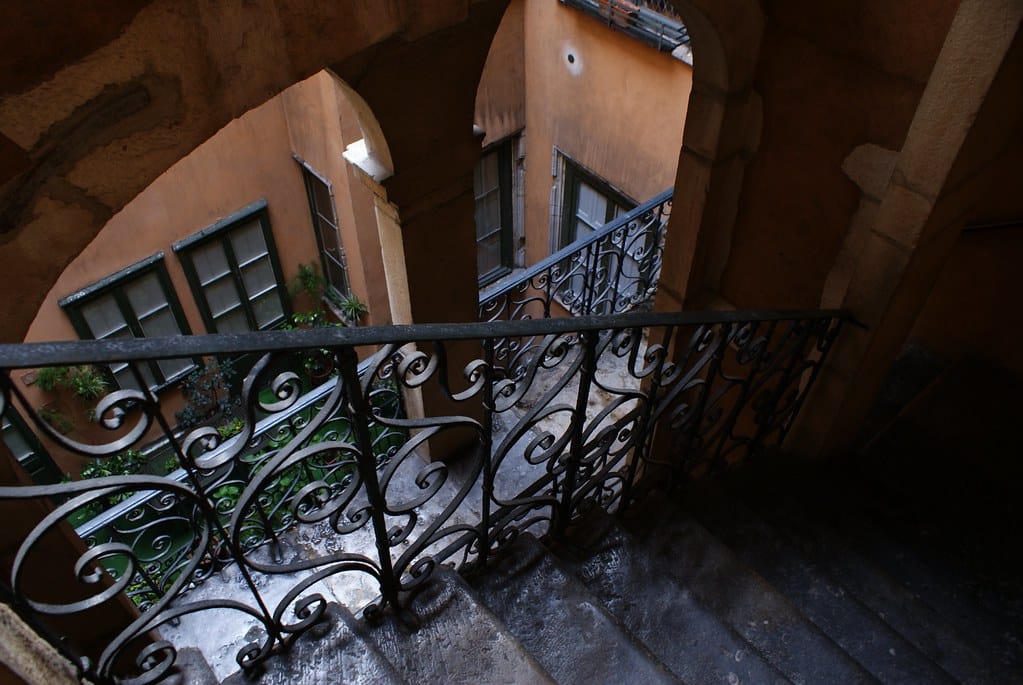 Escalier et belle rambarde de fer forgé dans le Vieux Lyon.