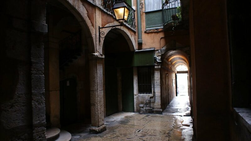 Traboule dans le quartier de Saint Jean : Passage élégant, mystérieux et typique de Lyon.