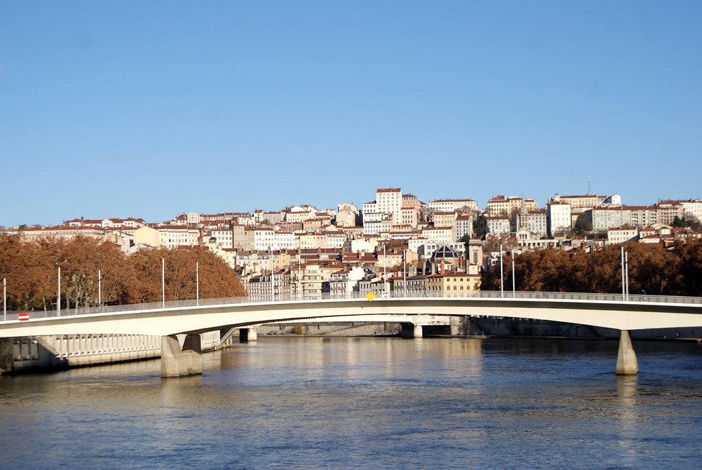 Vue sur la Saone avec la colline de la Croix Rousse en arrière plan à Lyon.