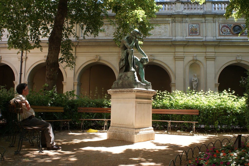 Dans le jardin et ancien cloître du Musée Saint Pierre à Lyon.