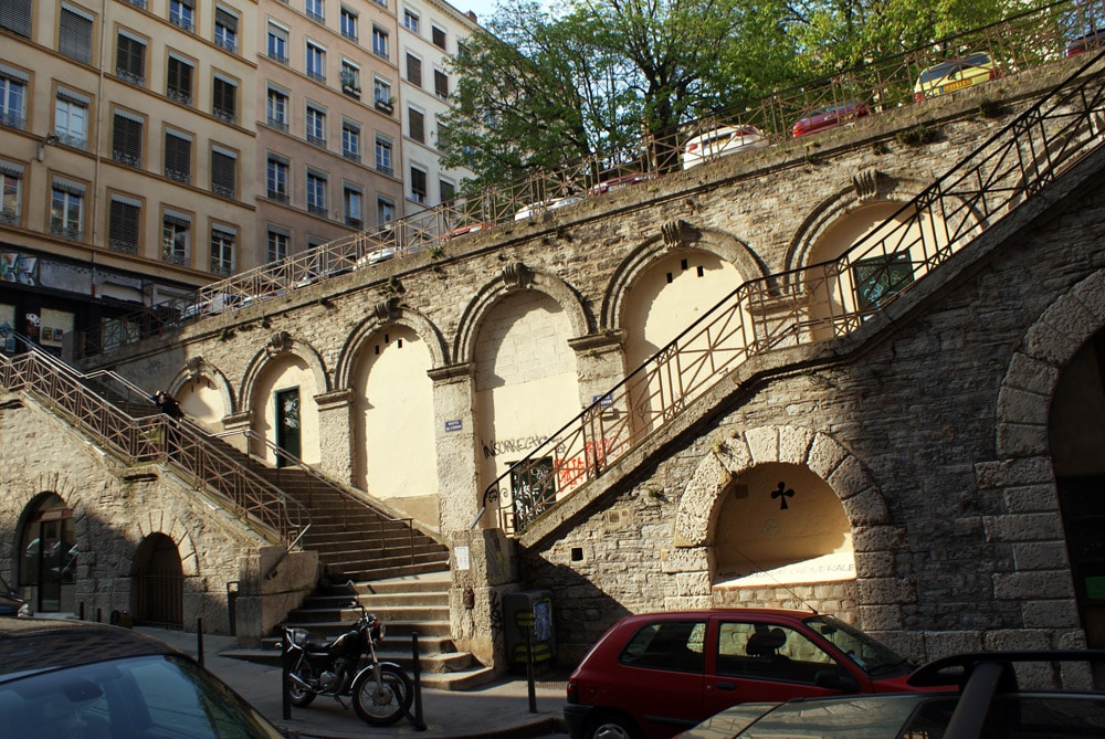 Escalier en aile de faucons dans les pentes de la Croix-Rousse à Lyon.