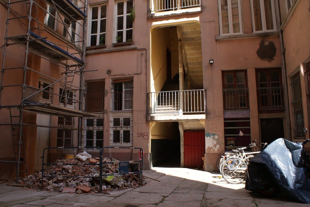 Travaux en cours dans une cour des pentes des Croix Rousse à Lyon (traboule).