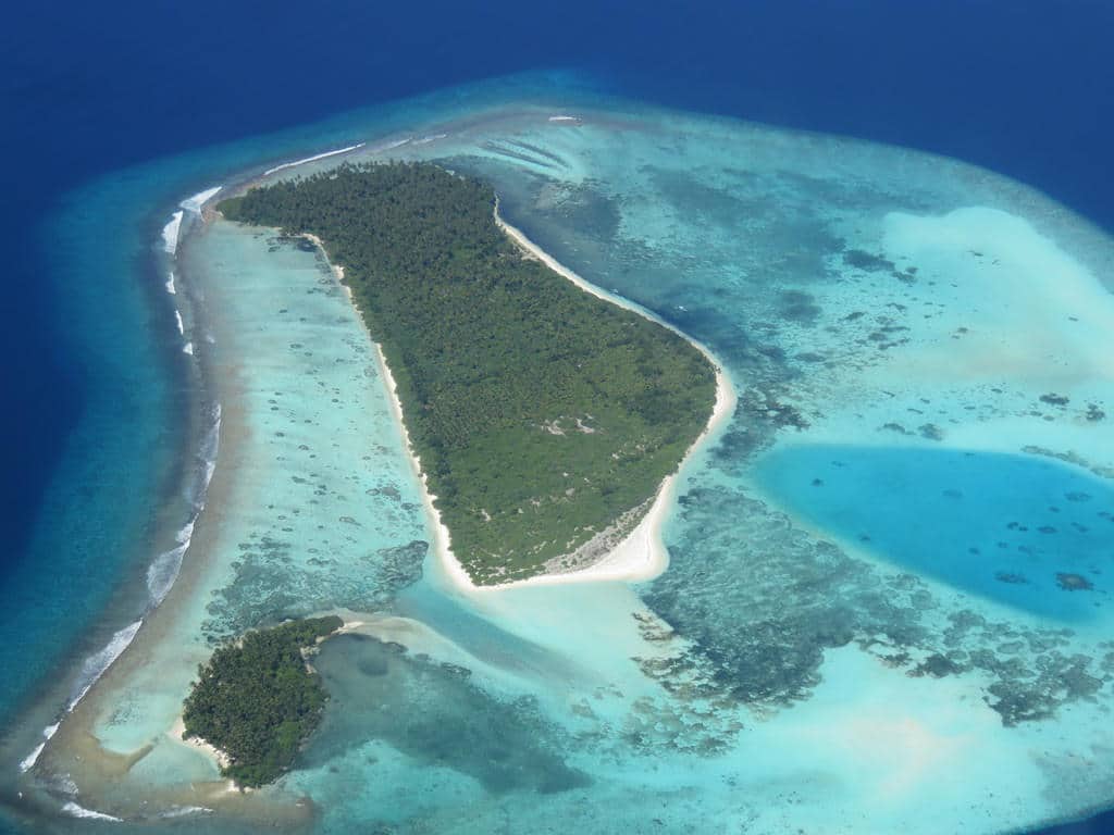 Vue aérienne sur un atoll des Maldives.