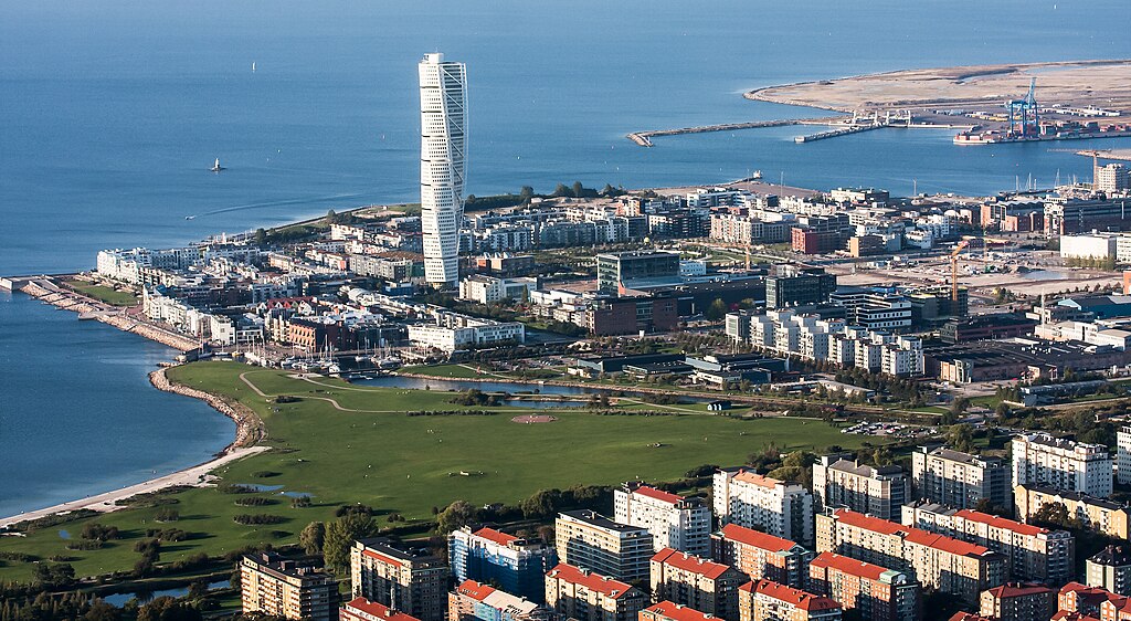 Nouveau quartier de Västra Hamnen à Malmö et sa tour Torso. Photo de David Castor