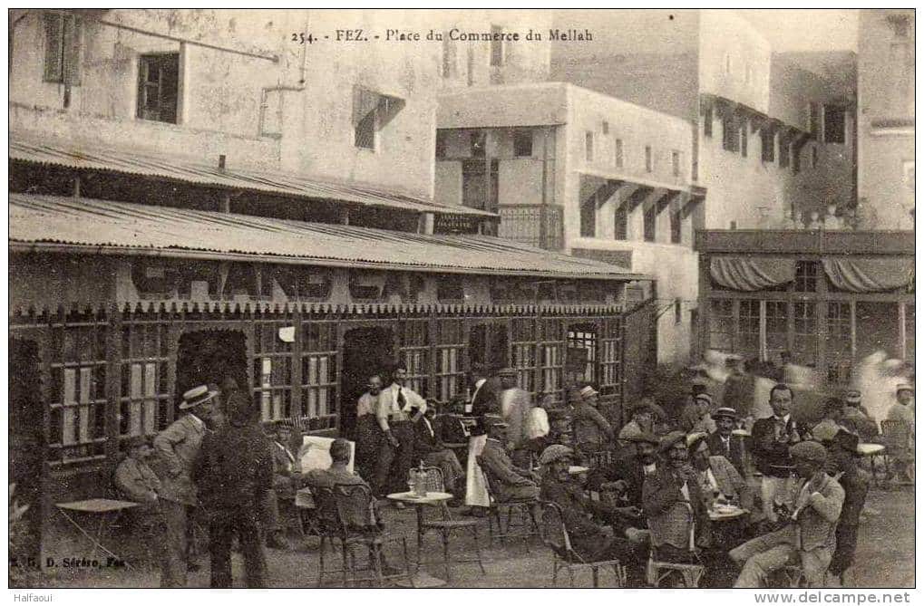 Place du commerce dans le quartier du Mellah de Fès vers 1920.