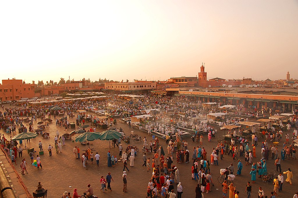 Lire la suite à propos de l’article Place Jamaa el-Fna à Marrakech, le coeur vibrant du Maroc