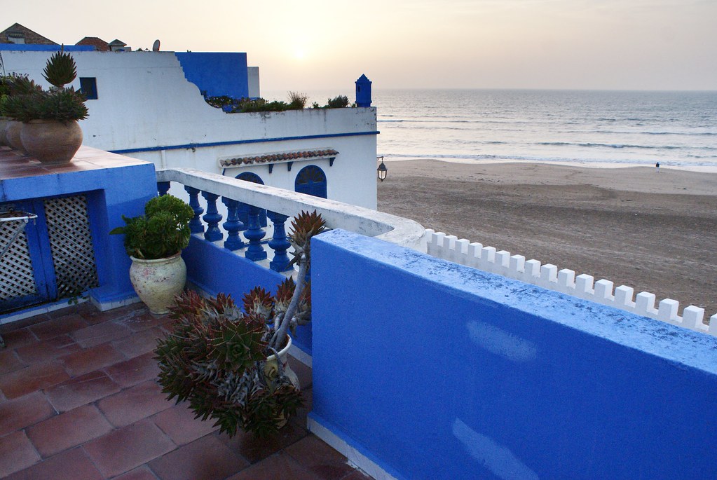 Vue sur la mer et sur la plage au pied de la médina d’Asilah.