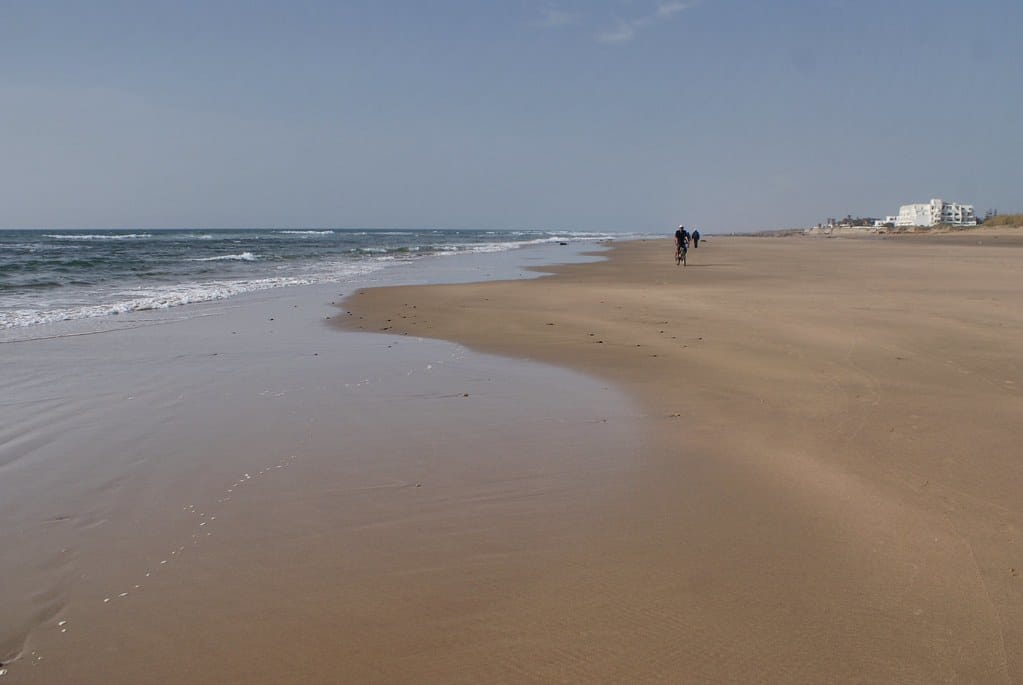 La plage d’Asilah est large, longue et très agréable à vélo.