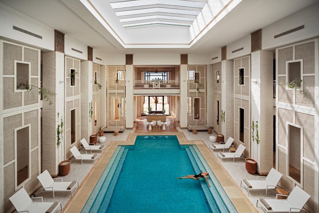 Piscine intérieure de l'hôtel Fairmont Royal Palm à Marrakech.