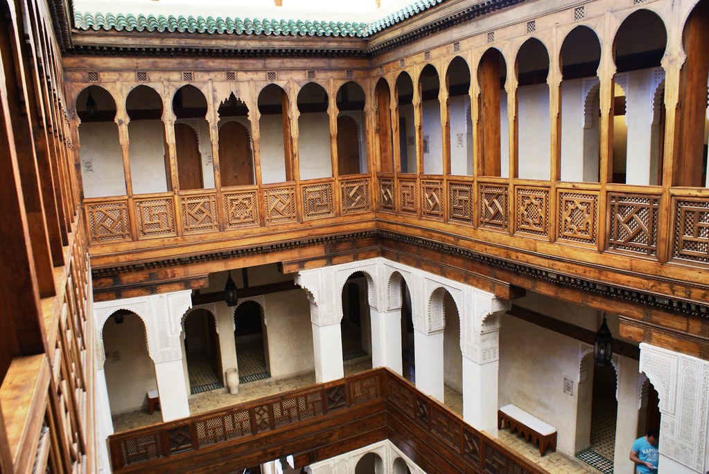 Dans la cour de l'ancien fondouk devenu le musée d'artisant du bois Nejjarine à Fès.