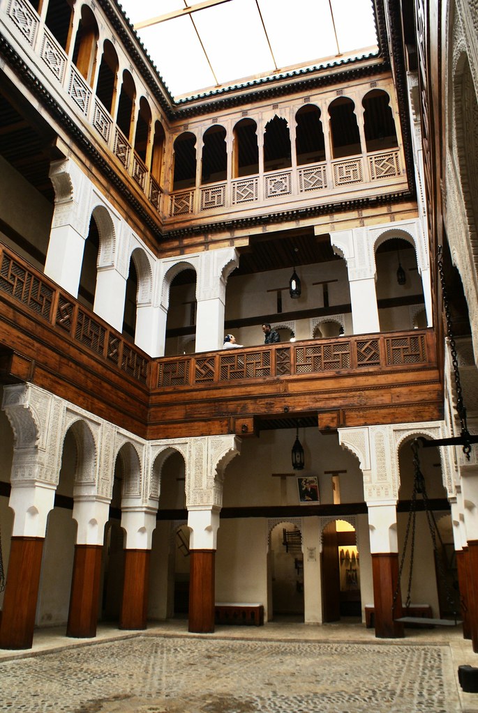 Dans la cour de l'ancien fondouk devenu le musée d'artisant du bois Nejjarine à Fès.