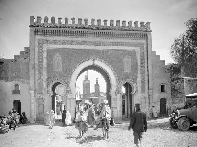 Porte bleue à Fès vers 1925 par Georges-Louis Arlaud.