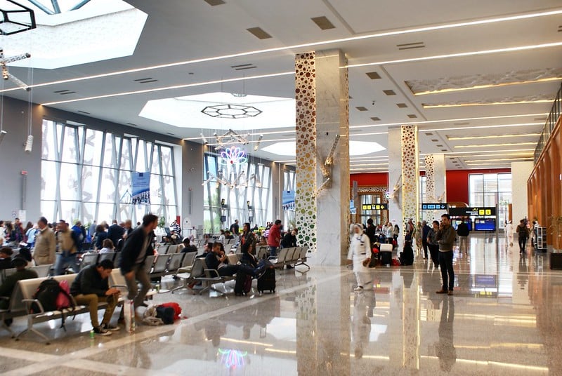 Dans le hall de l'aéroport de Fès.