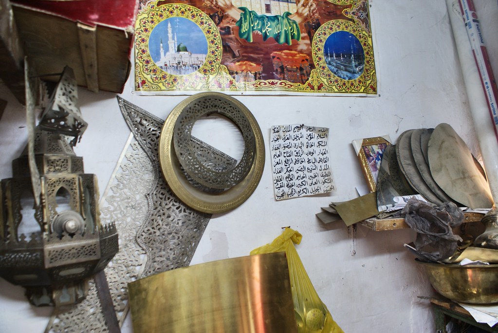 Dans l'atelier d'un ferrailleur à Fès.