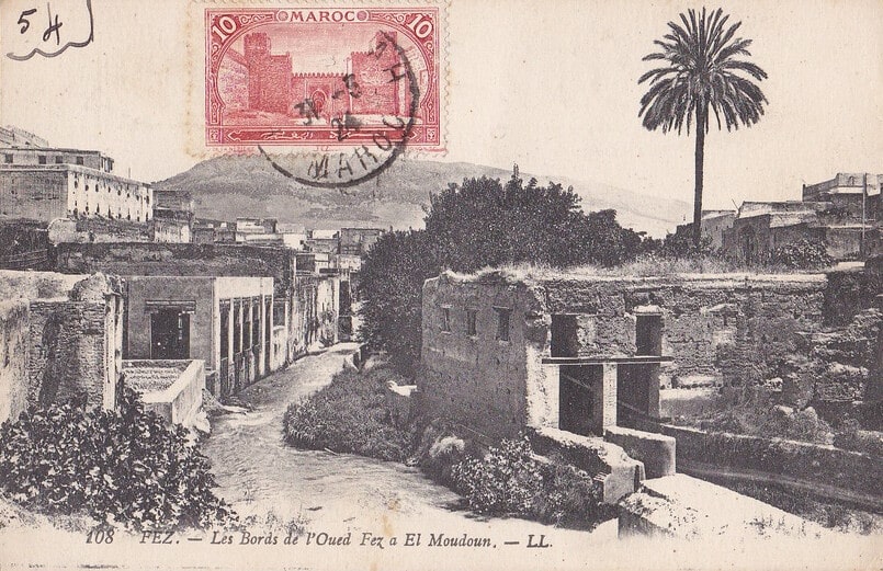 Les bords de l'oued dans la médina de Fès sur une ancienne carte postale.