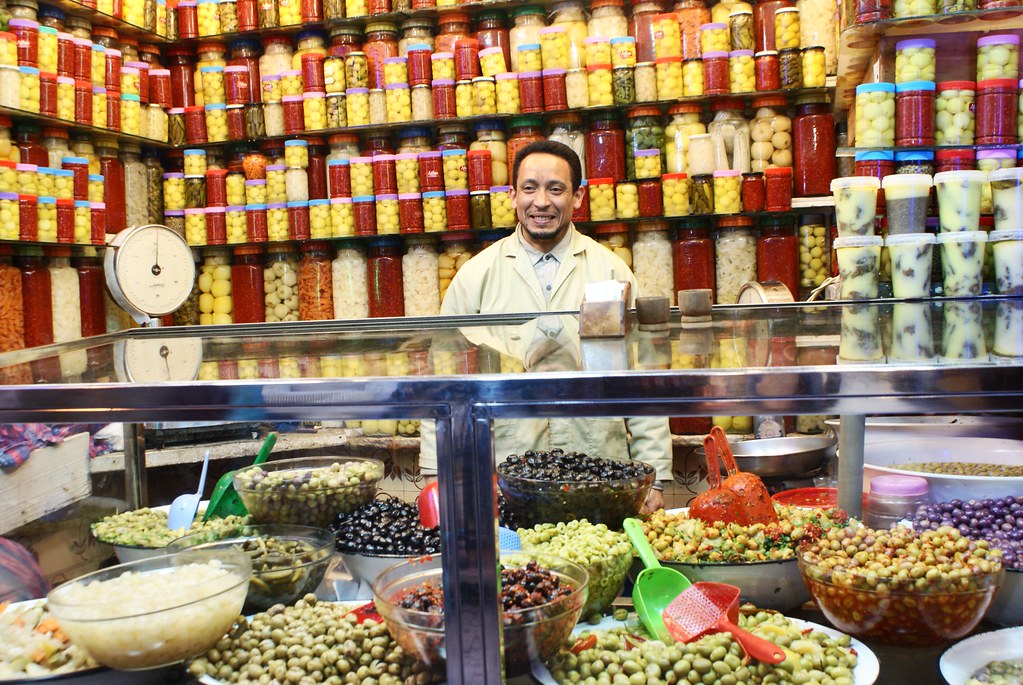 Magasin d'olives et de conserves à Fès.