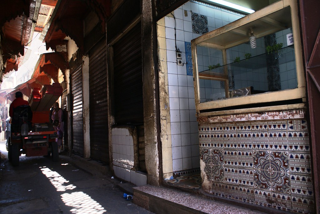 > A défaut d'adresse, voici la façade d'un très bon boui boui street food à Fès tenu par un père et ses filles. Un peu plus grand que les autres et super nourriture et service.