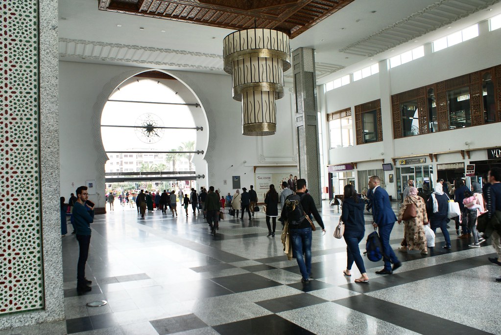 Dans le hall de la gare de Fès.