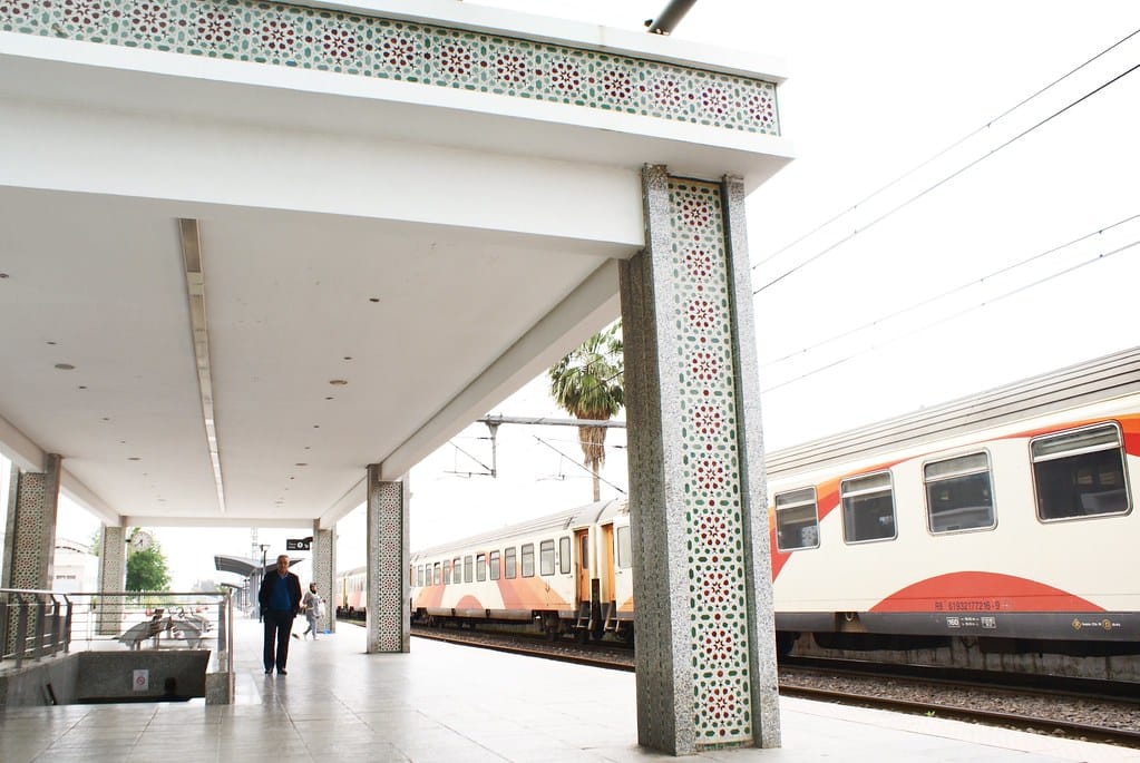 Sur le perron de la gare de Fès.