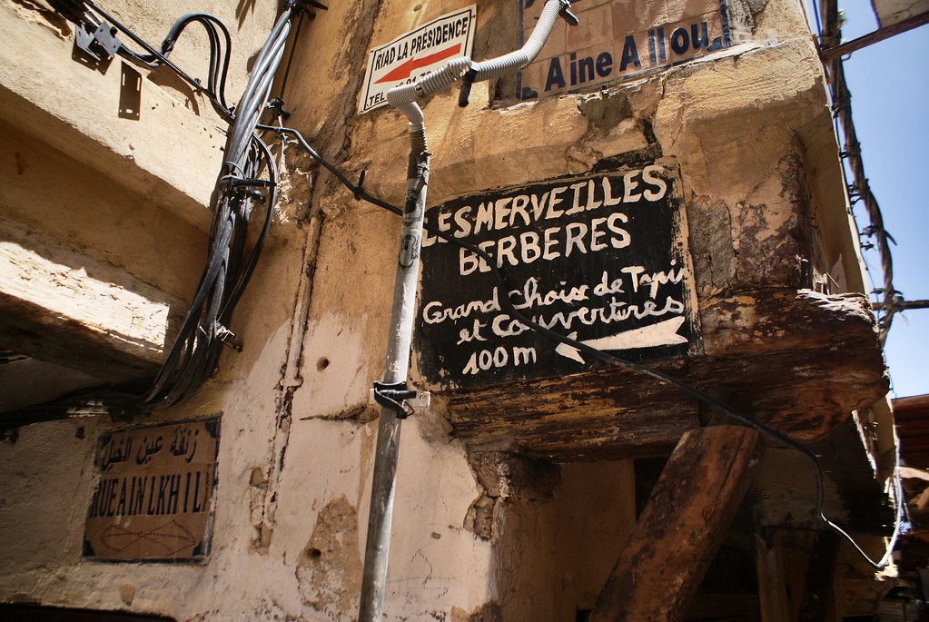 Signalétique dans la médina de Fès.