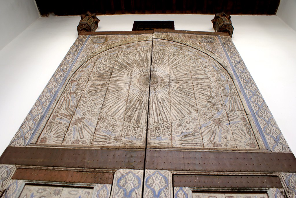 Belle porte en bois dans le Musée Batha à Fès.